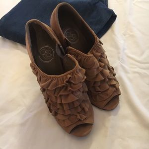 Jessica Simpson brown suede ruffle peep toe heels